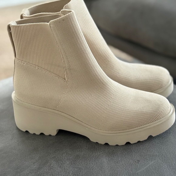 Vivaia Everly Round Toe Chunky Platform Boots - Picture 4 of 6